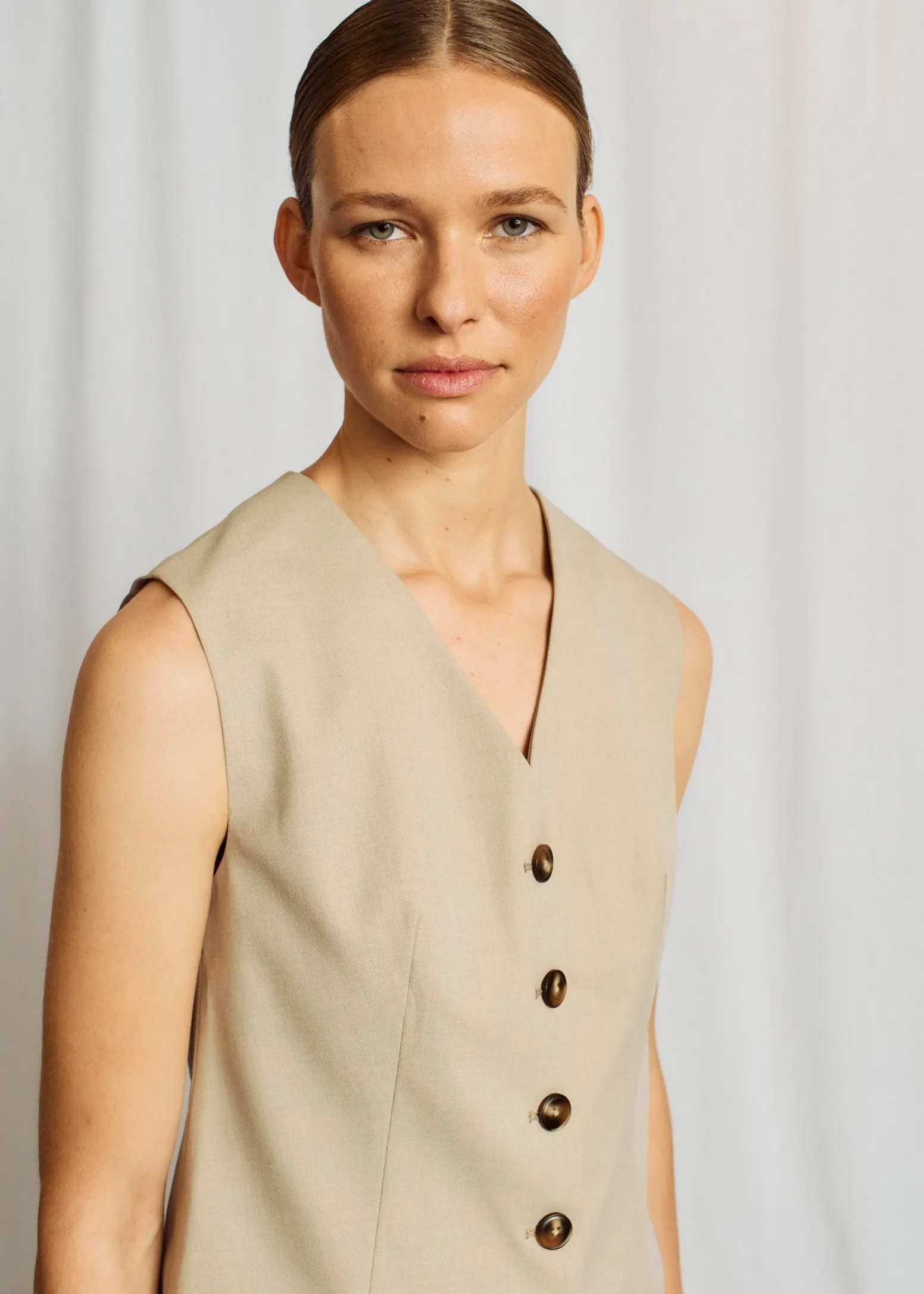 bs_decima_slim_fit_vst__s_2.webp BS Decima Slim Fit Väst - Sand